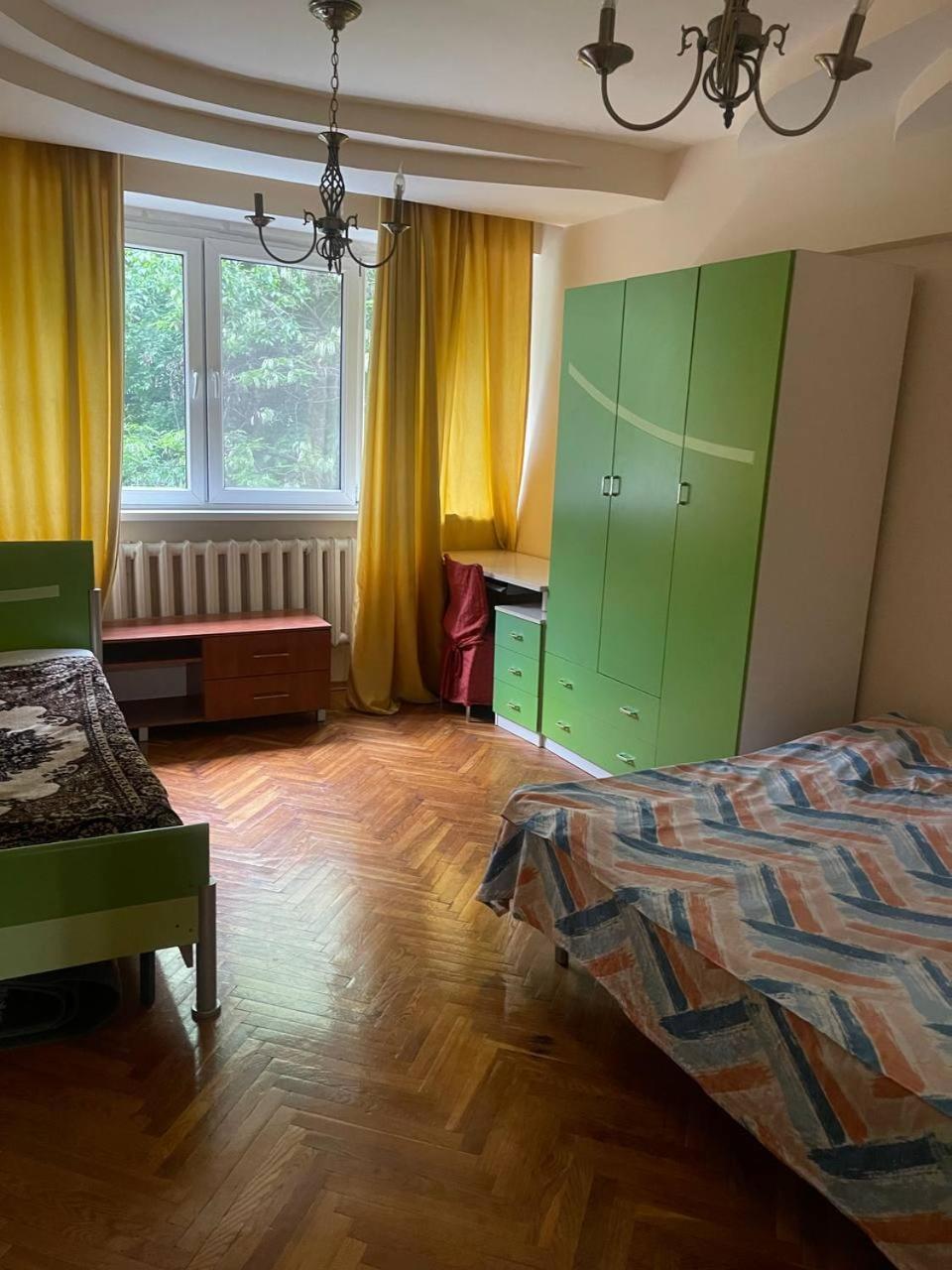 Квартира трехкомнатная Алматы Экстерьер фото
